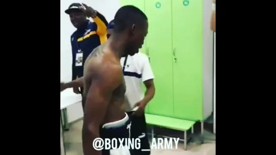 Золани Тете празднует победу над Алояном I Boxing Army