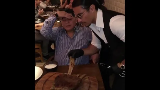 Диего Марадона в ресторане Salt Bae