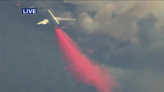 Работа пожарного самолёта Boeing 747 Evergreen Supertanker в Калифорнии