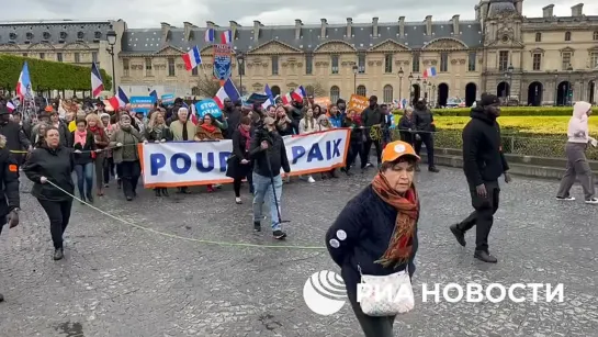 В Париже прошел марш против поддержки Украины и за выход Франции из НАТО.