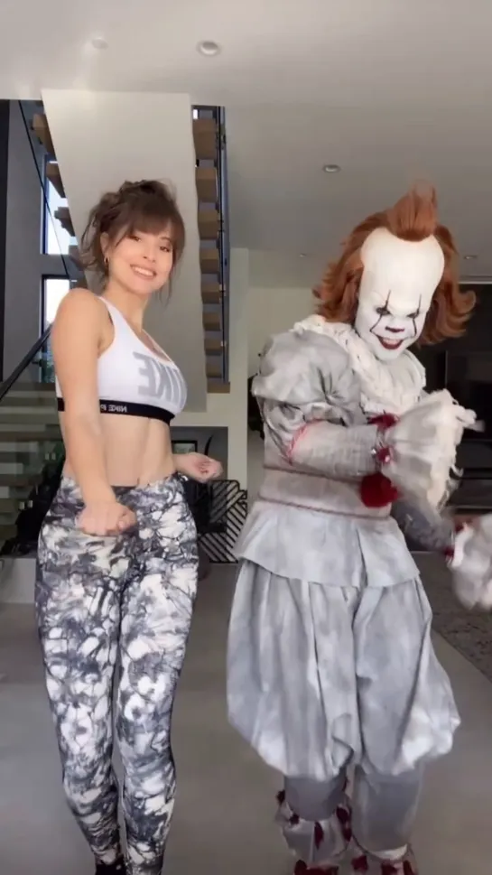 Twisted Pennywise is stunning | Amanda Cerny