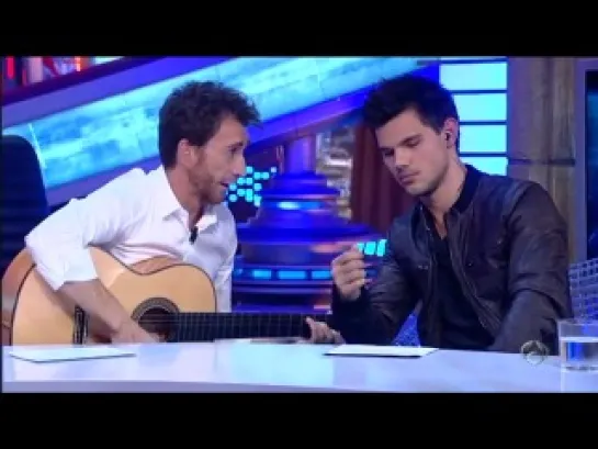 Тейлор поет на шоу  El Hormiguero