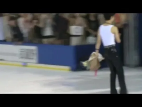 Yuzuru Hanyu after show with fans posing SEXY