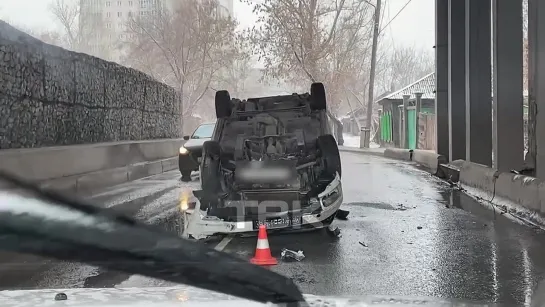 Такси перевернулось под мостом в Красноярске