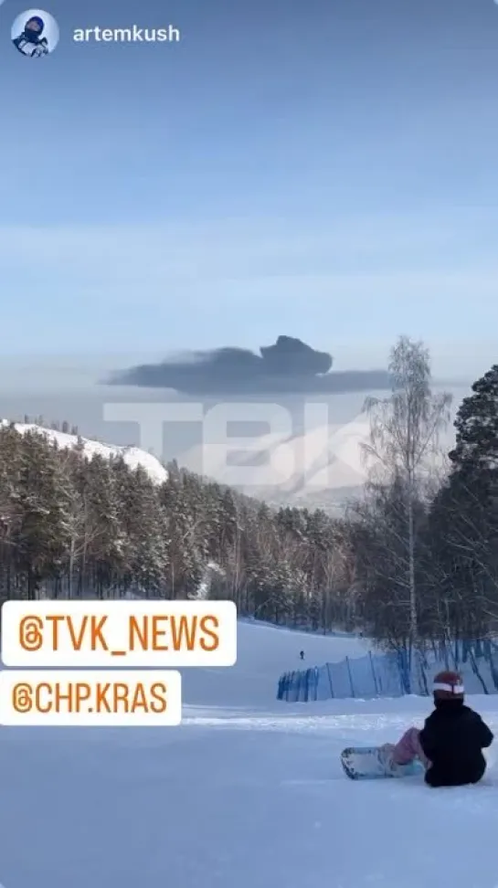 Пожар на складе в Красноярске виден за городом