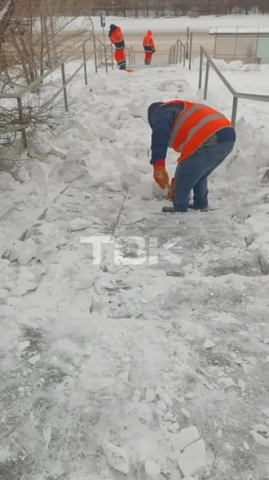 Дорожки выкопали из-под снега в Октябрьском районе