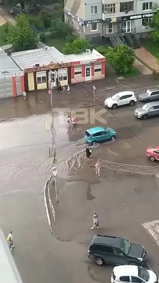 Затопило пешеходный переход на Водопьянова