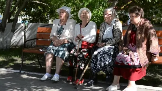 Бабушки поют песни в мкрн Солнечный