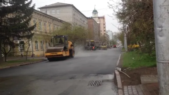 Укладывают асфальт в дождь