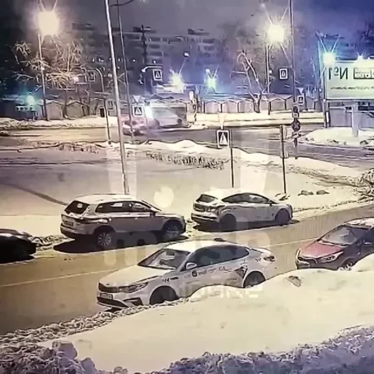 В Питере некий гонщик на полной скорости снёс машину ДПС, после чего начался экшн