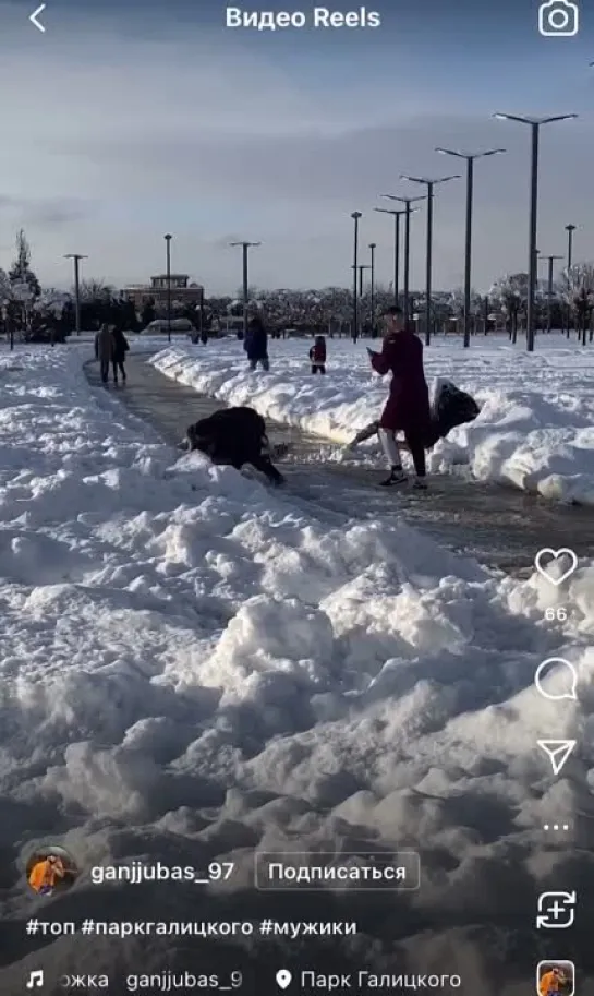 В Краснодаре тиктокеры решили снять ролик, одевшись в платья, но это очень не понравилось местным бородачам