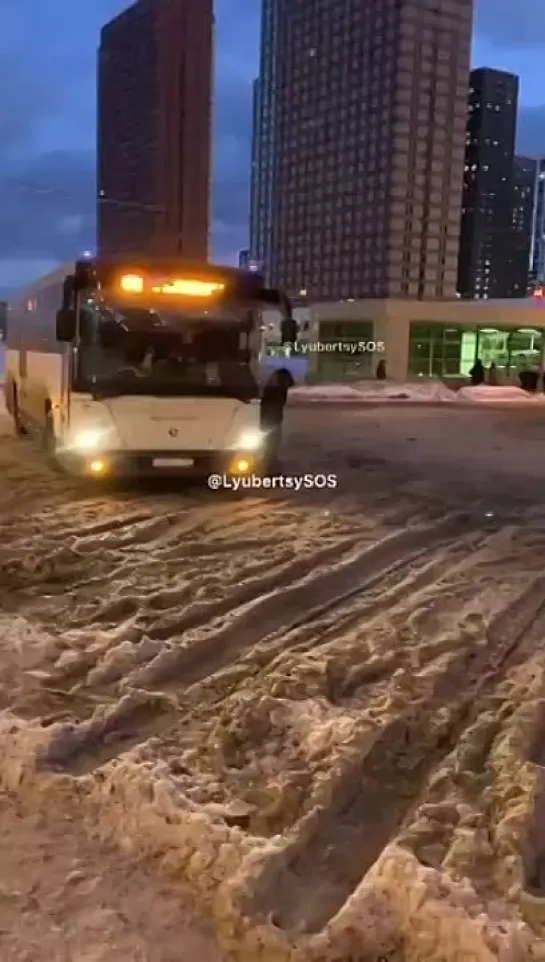 В подмосковных Люберцах мужик так осатанел от долгого ожидания автобуса, что напал на один из них