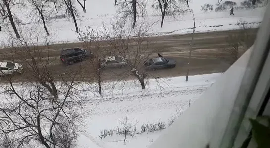 В Балашихе, что-то не поделили два водителя, после чего устроили драку... на щётках для чистки снега