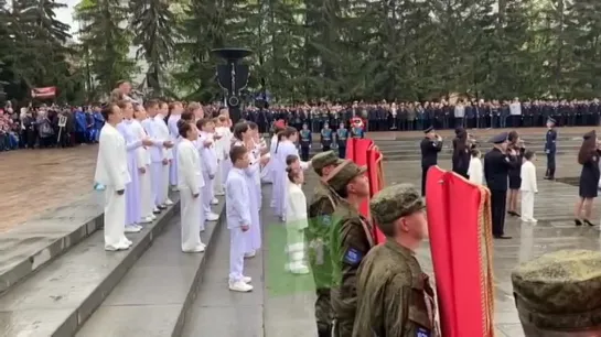 Выпустили голубей на церемонии