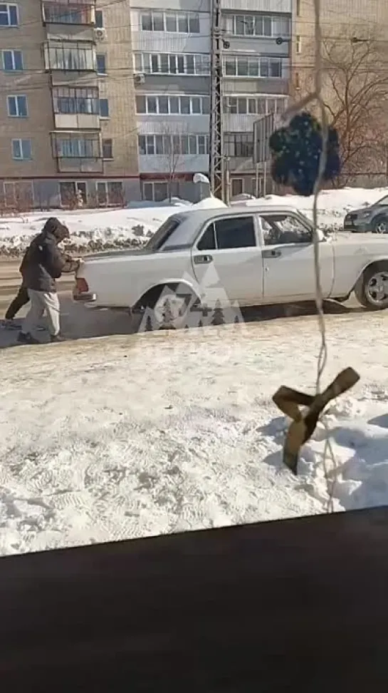 Парни помогли водителю