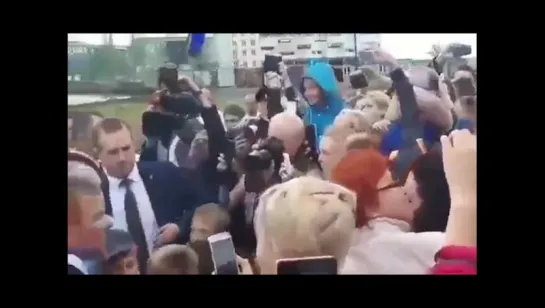 Путин вышел к людям в Белгороде. Смотрите это под AC/DC!