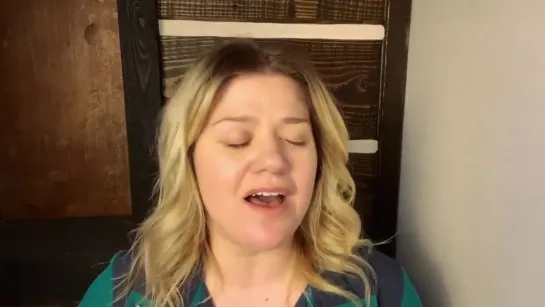 Kelly Clarkson sings the National Anthem of the USA