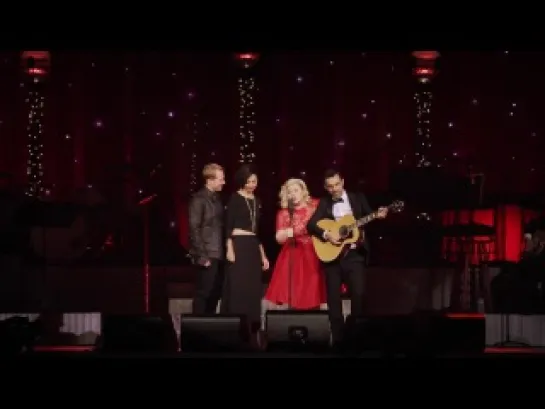 Kelly Clarkson - Wrapped In Red (Live at Miracle On Broadway)