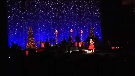 Kelly Clarkson - Wrapped In Red (Live at Miracle On Broadway)