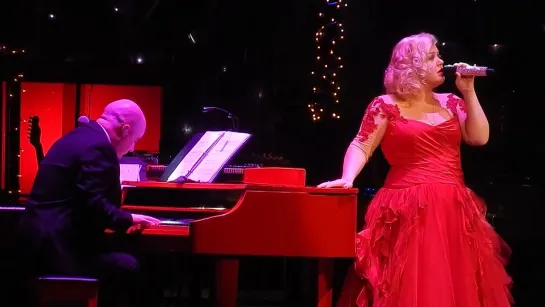 Kelly Clarkson - White Christmas (Live at Miracle On Broadway)