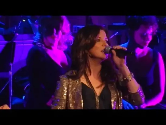 Kelly Clarkson & Martina McBride - The Christmas Song (Live at Miracle On Broadway)