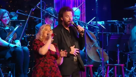 Kelly Clarkson & Ronnie Dunn - Baby It's Cold Outside (Live at Miracle On Broadway)