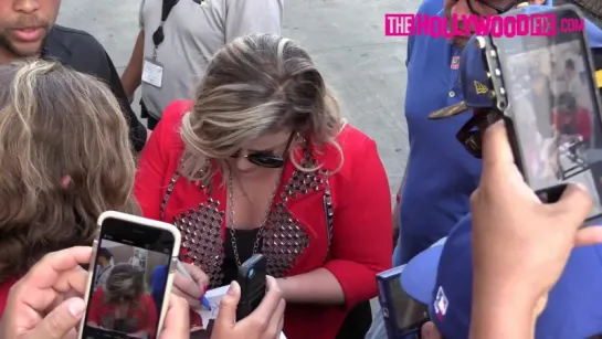 Kelly Clarkson Signs Autographs At Jimmy Kimmel Live!