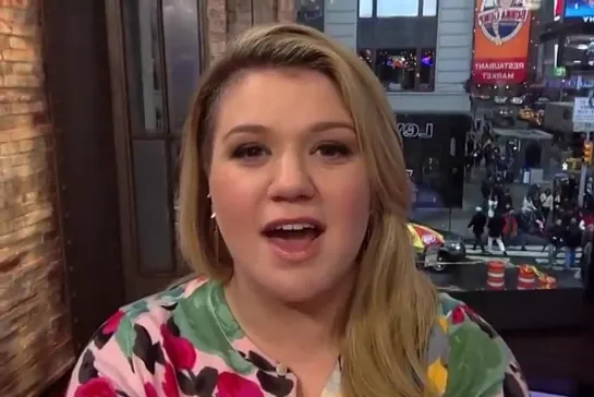 Kelly Clarkson gives us a Walk Away #ThrowbackThursday treat