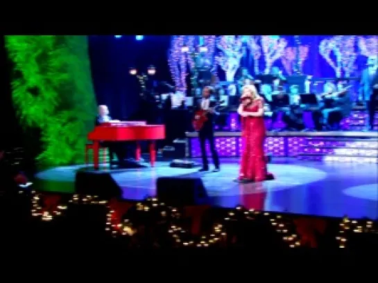 Kelly Clarkson's Cautionary Christmas Music Tale - Behind the Scenes