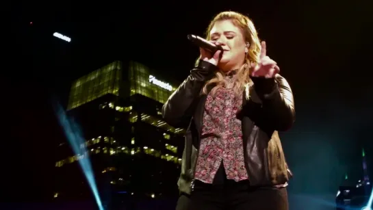 Kelly Clarkson - We Shall Be Free (10-24-2016) Nashville, TN