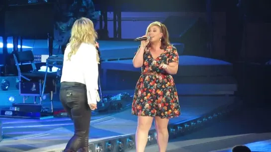 Kelly Clarkson & Trisha Yearwood - Prizefighter (Live)