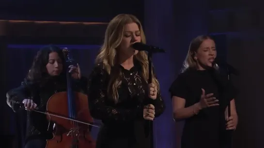 Kelly Clarkson - lighthouse (The Tonight Show Starring Jimmy Fallon)