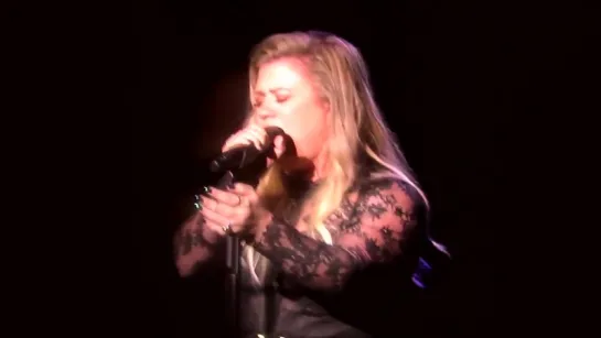 Kelly Clarkson - Move You (Fresh Fall Fest 2017 Live)