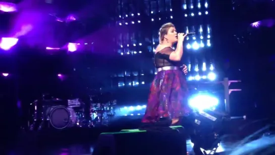 Kelly Clarkson - Catch My Breath (PbP Live - Mansfield MA)