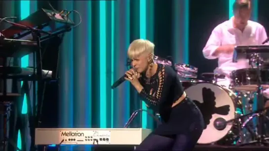 ROBYN - Dancing On My Own - Live at Oslo Spektrum - Nobel Peace Prize Concert