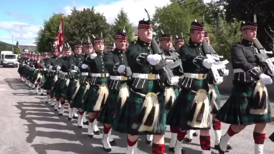 The Highlanders Pipes & Drums lead the Queen's Honour Guard through Ballater to barracks Aug 2018