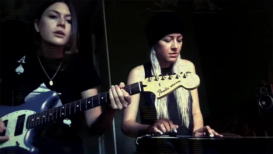 Larkin Poe Jack White Cover ( Dead Leaves And The Dirty Ground )