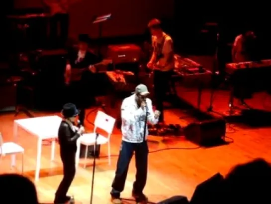 RZA Performs With Yoko Ono (2010/10/01 Los Angeles, CA)