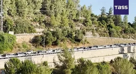 ▶️  Decenas de miles de personas participan en una marcha de protesta contra la reforma judicial en Jerusalén. Los manifestantes