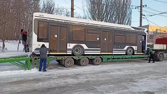 В Омск прибыл новый электрокар «Адмирал». Смотрим как его выгружают