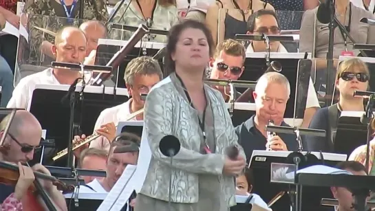 Anna Netrebko rehearses 'La mamma morta' - Le Concert de Paris 2014