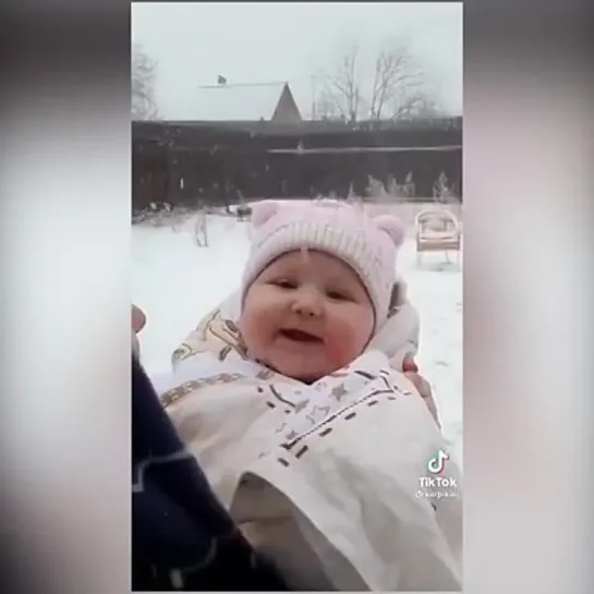 Человек видит первый в своей жизни снег))