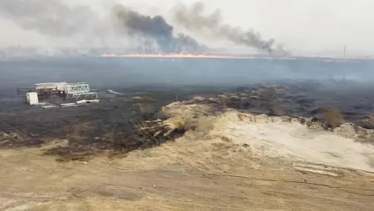 Огонь с полей дошел до Велижанского тракта