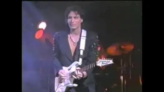 Гитарит-виртуоз Стив Вай (STEVE VAI) на сегодня один из знаменитейших и сильнейших рок-музыкантов на планете.