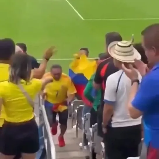 🇨🇴😅 Отец Луиса Диаса сошел с ума на трибуне после гола сына на Копе