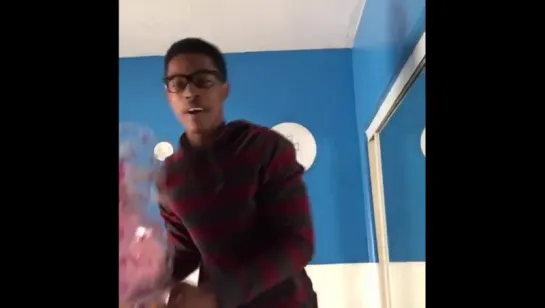 When youre the host of a kids show, but you roll your ankle on one of the props (Nigga Vine)