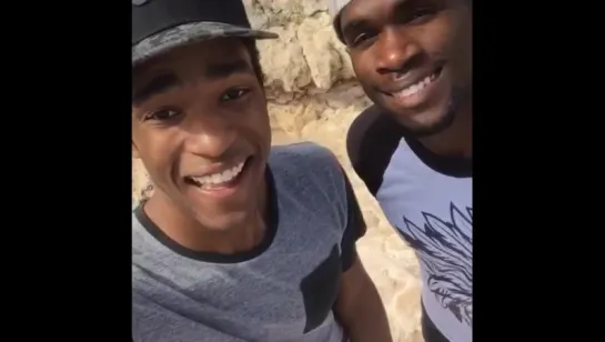 People who take boring pics no matter how cool the location is (Nigga Vine)