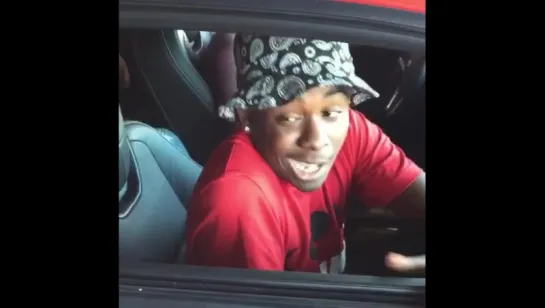 When the cars full but u still tryna roll with the squad (Nigga Vine)