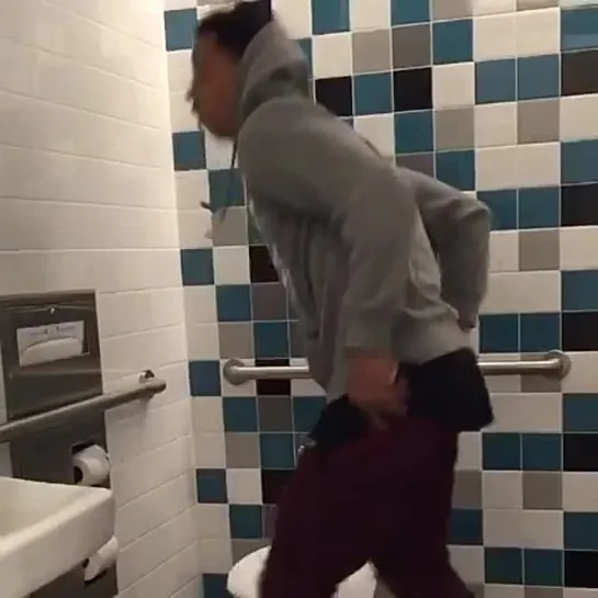 One of the reasons I hate motion sensor toilets (Nigga Vine)