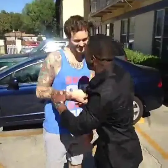 Black dudes are always over the top with their handshakes (Nigga Vine)